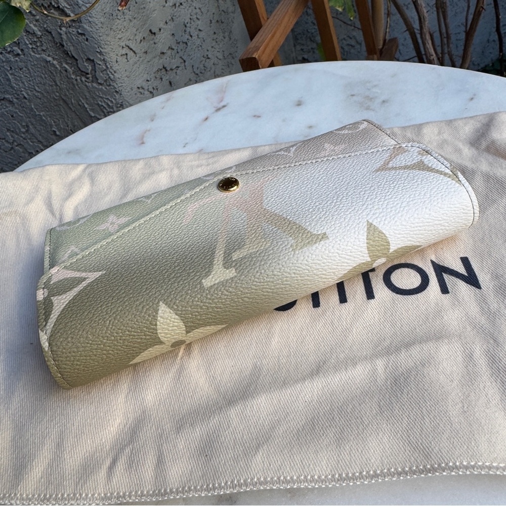 Louis Vuitton Spring in the City Sarah Wallet - Picture 9 of 15